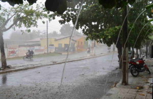 Cajazeiras amanhece debaixo de forte chuva