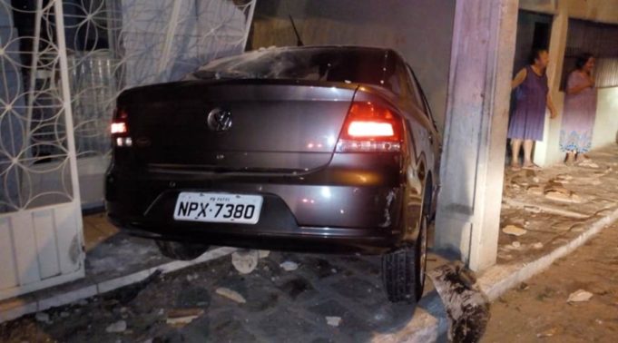 Carro invade casa em Patos