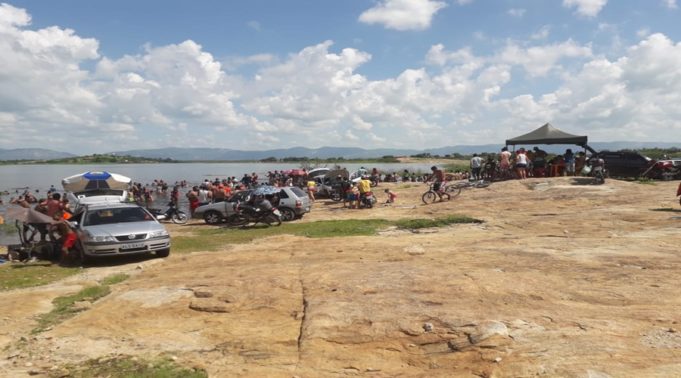 Banhistas no Acude Jatoba