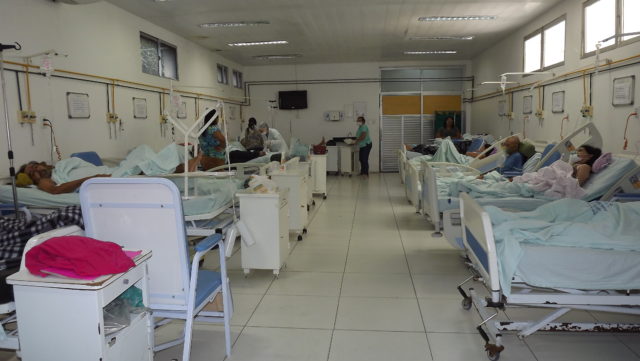 O Hospital disponibilizou uma enfermaria com 12 leitos, similar a essa, para ser usada pelos pacientes com problemas respiratórios