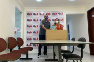 A diretora do Complexo Liliane Sena recebendo a doação das máscaras na sede da OAB Patos