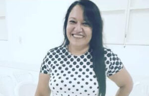 Familiares e amigos se despedem de Maria Bernadete dos Santos Rodrigues, em Patos