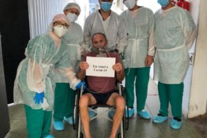 Um dos pacientes do isolamento que teve alta neta segunda feira