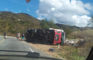 Caminhão carregado de frios tomba na Serra de Teixeira e a polícia intervém para evitar saques
