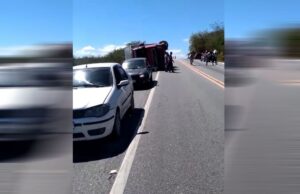Carreta carregada de carne e frango tomba na Serra de Santa Luzia. Vídeo