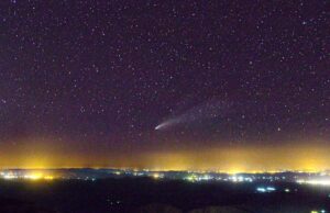 Do alto do Pico do Jabre, fotógrafo registra uma bela imagem do Cometa Neowise
