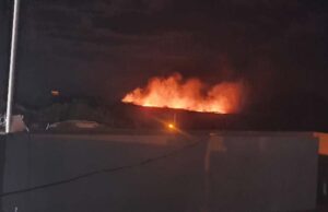 Fogo atinge a vegetação do Itatiunga e já se aproxima das residências