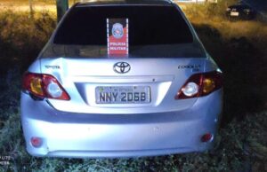 PM prende foragido da justiça com carro roubado e arma de fogo em Patos