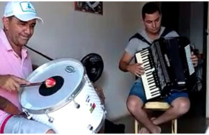 Artistas de Ipueira fazem música em homenagem a Pinto do Acordeon. Vídeo