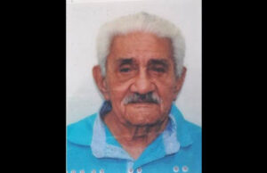 Familiares e amigos se despedem de Antônio Coriolano da Costa (Antônio, pai de Gaguim), em Teixeira