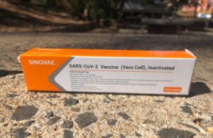 Vacina chinesa em teste no Butantan é segura para idosos, aponta estudo preliminar