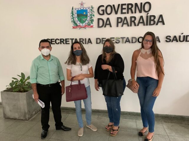 Francisco Guedes com as colaboradoras do Hospital de Queimadas na SES