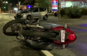 Policial dirigindo na contramão acerta motoqueiro e provoca acidente grave em João Pessoa