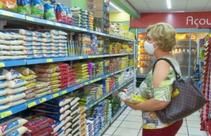 Tomate, óleo, leite e arroz estão entre os itens que mais subiram em agosto