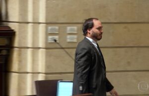 Gabinete de Carlos Bolsonaro pagou R$ 7 milhões a funcionários suspeitos de serem ‘fantasmas’, aponta relatório