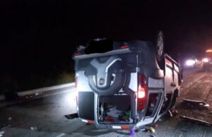 Criança de 1 ano e idoso são socorridos em estado grave após carro lotado capotar com 13 passageiros na Paraíba
