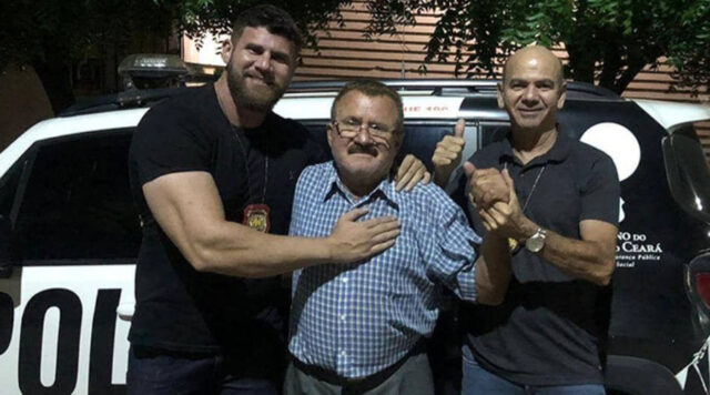 joao_venancio_posa_com_a_policia