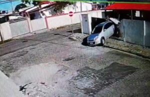 Mulher se desespera com assalto e derruba muro de casa ao tentar fugir, em João Pessoa