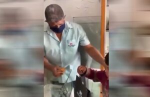 Após presentear menino de 10 anos que trabalha como engraxate, relojoeiro é notificado por apologia ao trabalho infantil, em Goiás. Vídeo
