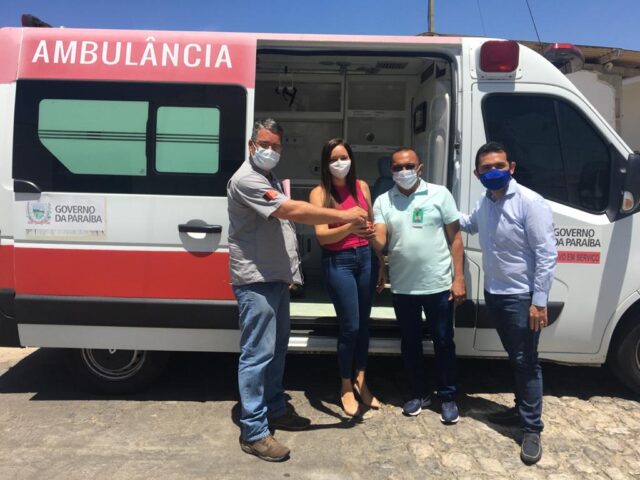 O diretor geral, Francisco Guedes, e a diretora admnistrativa, Isabella dos Santos,recebem a nova ambulância do Complexo de Patos