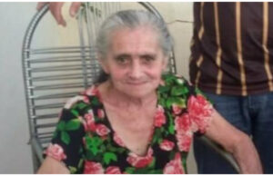 Familiares e amigos se despedem de dona Cícera Maria de Sousa Pereira, em Patos