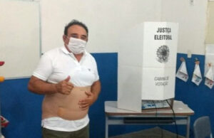 Candidato Arimateia Camboim vota no Colégio José Cézar, em Santa Terezinha
