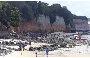 Parte de falésia desaba sobre pessoas na praia de Pipa; 3 morrem, diz PM