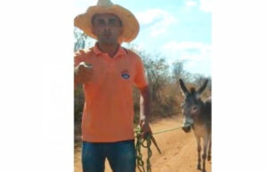 Candidato a vereador em Patos, Gaguinho de Romero, cai do jumento enquanto fazia propaganda eleitoral. Vídeo