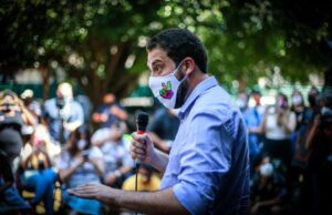 Campanha eleitoral nas ruas ajudou a aumentar casos da Covid-19 no Brasil, diz médico