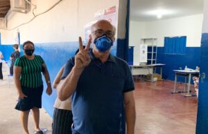 Prefeito Ivanes vota na manhã deste domingo, em Patos