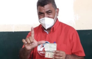 Candidato Lenildo Morais vota na Escola Coriolano de Medeiros, em Patos, e diz que fez campanha limpa e propositiva
