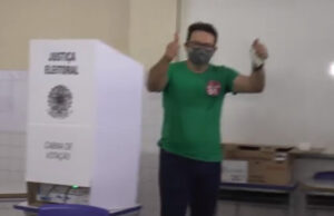 Candidato Juiz Ramonilson vota pela manhã na Escola Coriolano de Medeiros