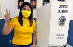 Candidata a prefeita Terezinha de Zé Afonso vota nesta tarde, na Escola Santa Terezinha, acompanhada de familiares