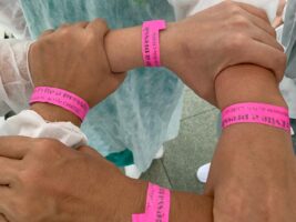 Uma fita rosa foi colcada no braco de cada profissional de Enfermagem do Complexo