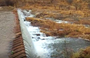 Chove muito no Vale do Piancó e açude amanhece transbordando em Igaracy. Vídeo