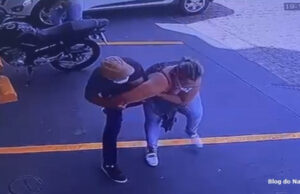Irmã de prefeita e ex-vice de São Domingos brigam no meio da rua em Pombal. Vídeos