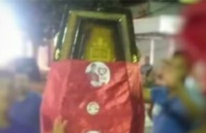 Caixão encontrado nas proximidades da entrada de Teixeira pode ser o mesmo usado em comemoração política no último domingo