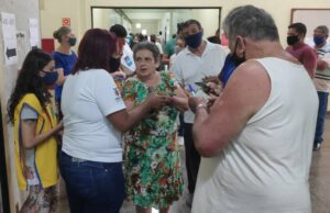 Mulher é impedida de entrar em seção eleitoral sem máscara no Paraná