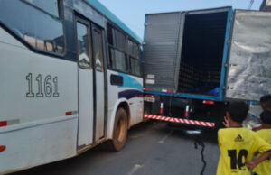 Motorista de ônibus engata marcha à ré, cola em caminhão e evita tragédia, em Coremas