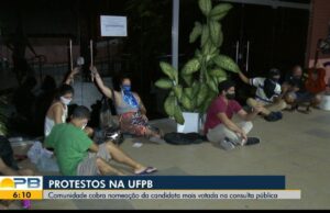 Alunos da UFPB se acorrentam na porta da reitoria em protesto contra nomeação de reitor