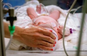Pandemia leva hospitais a afastarem mães e pais de prematuros nas UTIs