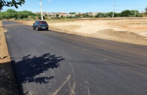 Prefeitura de Patos realiza obra de pavimentação asfáltica no Polo Calçadista e no residencial Hadaman Cavalcante Pinto