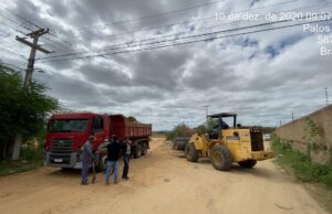 Moradores do Salgadinho, em Patos, são beneficiados com serviços de limpeza e terraplanagem