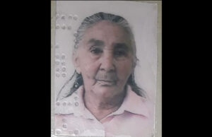 Familiares e amigos se despedem de dona Maria de Lourdes Alves de Sousa, em Patos
