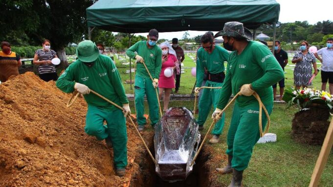 5jan2021---enterro-em-manaus-de-vitima-de-covid-19-a-professora-jonilza-cardoso-reis-1610161157158_v2_900x506