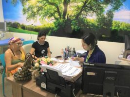 Dra. Nayhara durante atendimento no ambulatorio de oncologia do Hospital do Bem em Patos