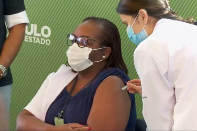 Enfermeira-recebe-a-primeira-dose-da-vacina-no-Brasil
