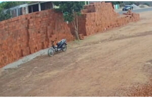 Moto andando sozinha em rua Matureia chama atenção de moradores. Vídeos