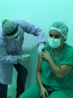 Profissionaol da linha de frente do Complexo recebendo a vacina nedsta quarta feira