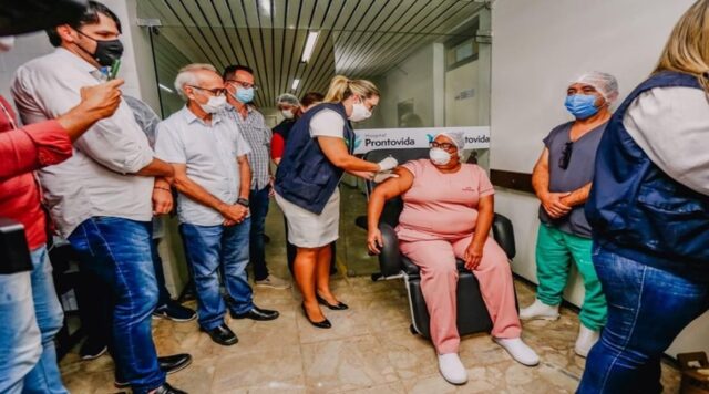 primeira_enfermeira_vacinada_em_joao_pessoa_pb